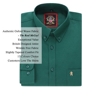 Peut inclure: Chemise vert fonc&eacute; en tissu Oxford pli&eacute;e. Elle pr&eacute;sente un col boutonn&eacute;, une petite poche avec un embl&egrave;me dor&eacute; et une &eacute;tiquette avec un &eacute;cusson. Le texte sur l'image comprend "Authentic Oxford Weave Fabric", "British Designed Attire", et "Wrinkle Free Fabric".