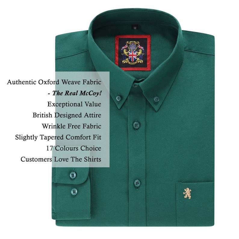 Peut inclure: Chemise vert fonc&eacute; en tissu Oxford pli&eacute;e. Elle pr&eacute;sente un col boutonn&eacute;, une petite poche avec un embl&egrave;me dor&eacute; et une &eacute;tiquette avec un &eacute;cusson. Le texte sur l'image comprend "Authentic Oxford Weave Fabric", "British Designed Attire", et "Wrinkle Free Fabric".