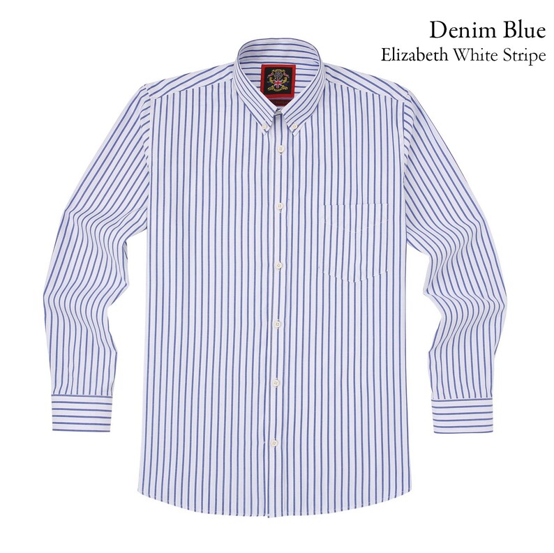 Op de afbeelding: Denim blau overhemd met witte verticale strepen. Het shirt met lange mouwen heeft een button-down kraag en een borstzak. De tekst "Denim Blue Elizabeth White Stripe" is rechtsboven zichtbaar.