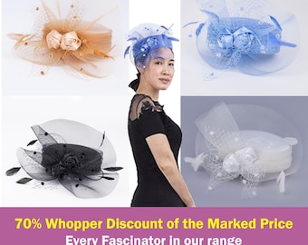 Op de afbeelding: Een collectie van vier fascinators in beige, blauw, zwart en wit. Elke fascinator heeft een ronde basis, stoffen rozen, netstof en kleine veren. De beige, blauwe en zwarte versies bevatten kleine decoratieve kralen op het netwerk.
