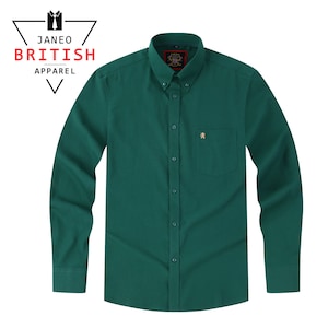 Peut inclure: Chemise boutonn&eacute;e &agrave; manches longues vert &eacute;meraude. La chemise a un col boutonn&eacute;, une poche poitrine et un petit embl&egrave;me brod&eacute;. La marque "JANEO BRITISH APPAREL" est affich&eacute;e dans un logo en haut &agrave; gauche.