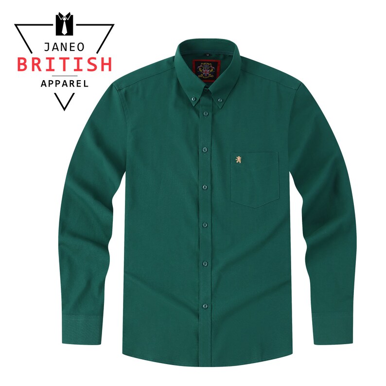 Peut inclure: Chemise boutonn&eacute;e &agrave; manches longues vert &eacute;meraude. La chemise a un col boutonn&eacute;, une poche poitrine et un petit embl&egrave;me brod&eacute;. La marque "JANEO BRITISH APPAREL" est affich&eacute;e dans un logo en haut &agrave; gauche.