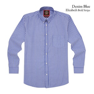 Op de afbeelding: Denim blauw overhemd met lange mouwen en witte verticale strepen. Het overhemd heeft een button-down kraag, een borstzak en een label met de tekst "Elizabeth Bold Stripe".