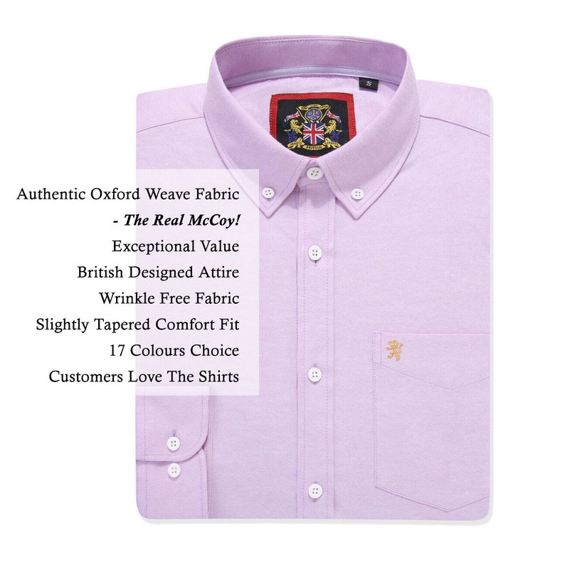 Puede incluir: Una camisa de tejido Oxford de color lila claro con cuello abotonado y bolsillo en el pecho. La camisa presenta un peque&ntilde;o emblema dorado en el bolsillo y una etiqueta con un dise&ntilde;o de escudo. El texto de la imagen dice "Authentic Oxford Weave Fabric".