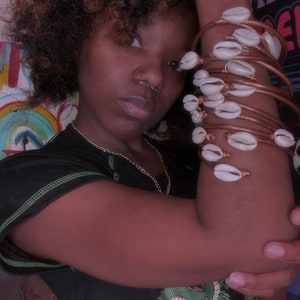 Brazaletes de cobre con cauri (ajustables)