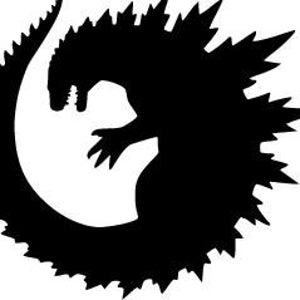 Op de afbeelding: Zwart silhouet van Godzilla, een groot reptielachtig monster, in een opgerolde pose. De afbeelding toont de stekelige rugvinnen, de open mond en de klauwhanden van het wezen. Witte achtergrond.