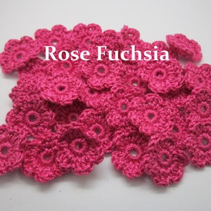 Może przedstawiać: Zbiór różowych kwiatów wykonanych na szydełku, z napisem "Rose Fuchsia" w kolorze białym.