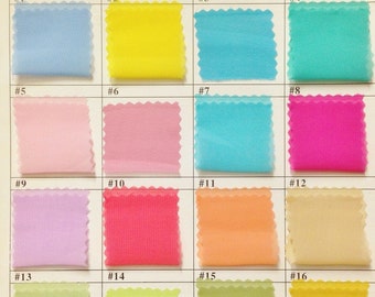 Puede incluir: Una carta de colores con 20 muestras de tela, numeradas del 1 al 20. Las muestras están dispuestas en cuatro filas de cinco. Los colores incluyen blanco, azul claro, amarillo, turquesa, rosa, rosa claro, lavanda, rojo, naranja, beige, verde, verde lima y amarillo claro.