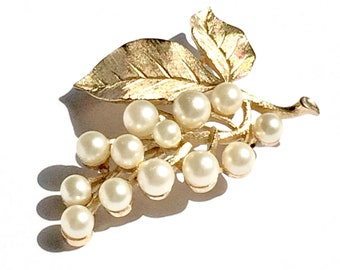 Vintage Trifari Pearl Brooch, Bridal Jewelry, Gift for Her