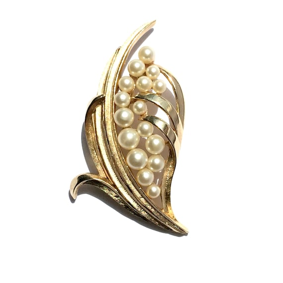 Pearl brooch costume jewelry deals