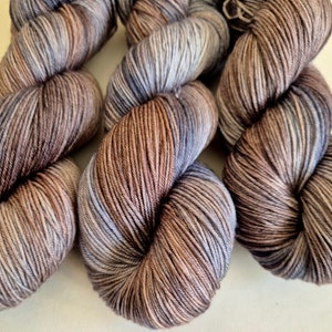 Hilo de lana merino australiana superfina teñida a mano color 'Gunmetal' para calcetines