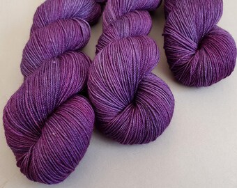 Hand dyed ‘Luscious Lilac'’ superwash merino/silk/yak fingering weight yarn
