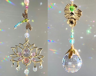 Vida no Lago ~ Apanhador de Sol de Cristal com Libélula, Lótus e Vitória-régia, Banhado a Ouro 18k, Decoração para Pendurar na Janela, Prisma Criador de Arco-Íris, Vitória-régia, Flor de Nascimento