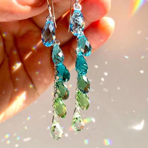Emerald Springs ~ Lyxiga Ombré-vattenfallsörhängen med sällsynta kristaller, 14k guldfyllda sterlingsilver, färgglada aquablågröna kaskadstenar