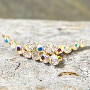 Regenboog helderkristal oorcrawlers, gouden Swarovski aurora borealis oorcrawler pin wijnstok sweep, witte neutrale oorbellen