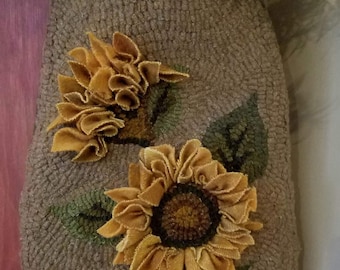 PATTERN: Sunflower hanging pocket rug hooking pattern
