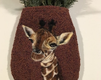 Flossy the Giraffe rug hooking hanging pocket pattern