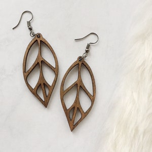 Boucles d’oreilles Wood Leaf Dangle - Bijoux en bois, Boucles d’oreilles de déclaration, Bijoux découpés au laser, Boucles d’oreilles découpées au laser, Bijoux naturels, Boucles d’oreilles en feuilles de plantes