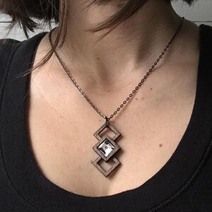 Colar de madeira de cristal – joias de madeira, joias cortadas a laser, presentes femininos, joias naturais, pingente de madeira, colar de madeira pequeno