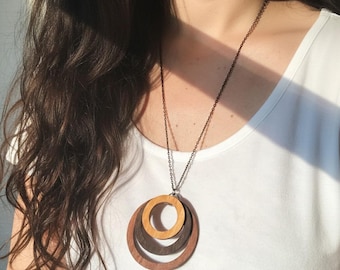 Bijoux tendance en bois - Collier cercle en bois ombré, bijoux découpés au laser, cadeau femme, bijoux naturels, pendentif en bois