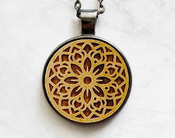 Mandalahalsband - Trähängehalsband, Spiralmandalahalsband, Bohohalsband, Trähänge, Graverat halsband