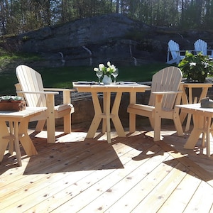 Op de afbeelding: Een houten eettafelset voor buiten met twee stoelen, een vierkante tafel en twee bijzettafels. De set is gemaakt van natuurlijk hout en heeft een rustieke uitstraling. De stoelen hebben een hoge rugleuning en armleuningen. De tafel heeft een eenvoudig ontwerp met vier poten. De bijzettafels zijn klein en rond.