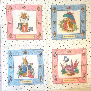 Può includere: Un tessuto bianco con un bordo rosa e blu che presenta illustrazioni di personaggi di Beatrix Potter. I personaggi includono Peter Rabbit, Jemima Puddle-Duck, Benjamin Bunny e The Tailor of Gloucester. Il tessuto è perfetto per il quilting, la cucitura o l'artigianato.