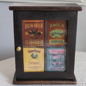 Kleine vintage houten primitieve kast, boerderij in landelijke stijl, houten keukenkast met glas, medicijnkast