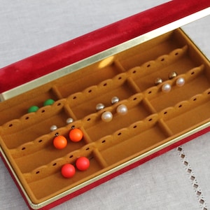 Vintage Scarlet Red Samt Schmuck Reise Box für 18 Paar Ohrringe, Hartschale, Stoff Schmuck Aufbewahrungsetui.
