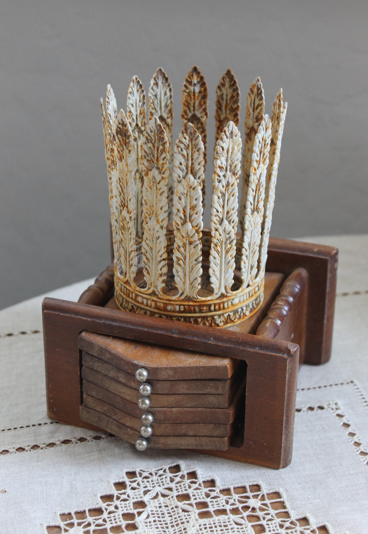 ヴィンテージの錆びた金属製の王冠：シャビーシックなフランスの