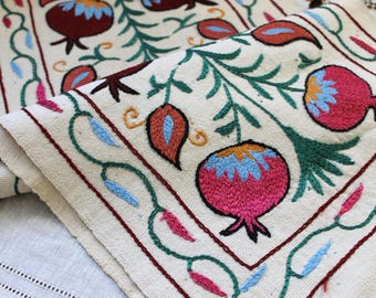 80年代製　ウズベキスタン製　ヴィンテージ　スザニ刺繍　テーブルクロス　壁掛け 手刺繍シルク スザニ テーブルクロス：ウズベキスタン ザクロ スロー