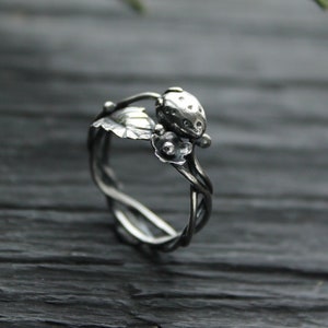 Strawberry silver ring Botanical floral ring Plant jewelry Silversmithing image 2