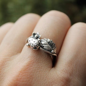 Strawberry silver ring Botanical floral ring Plant jewelry Silversmithing image 3