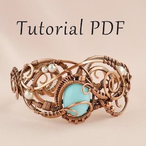 Peut inclure: Un bracelet en fil de cuivre enroulé avec une pierre turquoise et des perles blanches. Le bracelet est délicat et complexe, avec un motif en spirale. Le texte "Tutorial PDF" est affiché au-dessus du bracelet.