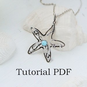 Könnte beinhalten: Ein silberner, drahtgewickelter Seestern-Anhänger mit einem türkisfarbenen und einem weißen Perlen-Edelstein. Der Anhänger hängt an einer silbernen Kette. Das Bild enthält den Text "Tutorial PDF".