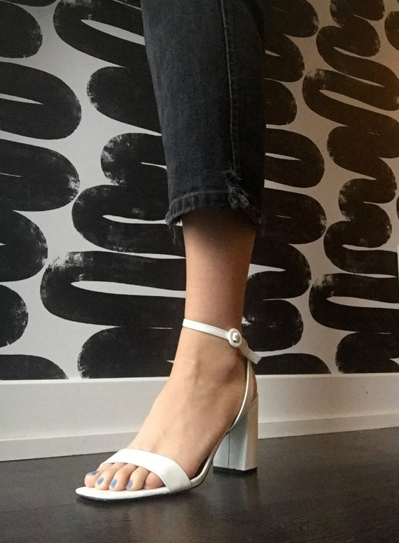 90's-Style Square Toe White Heeled Sandals with An