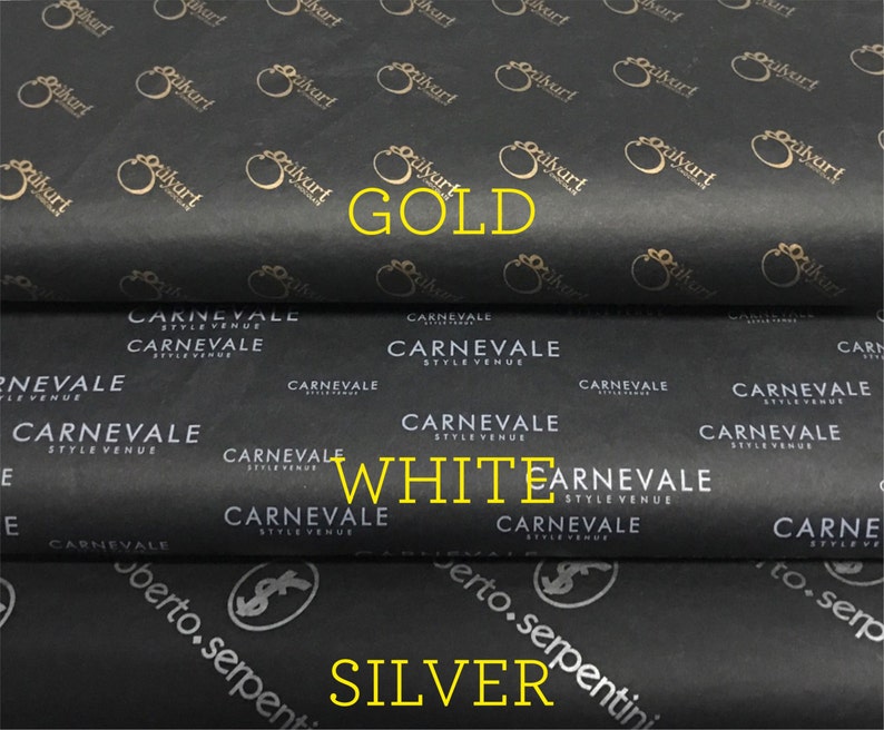 Puede incluir: Papel de seda negro con logotipos y texto dorados, blancos y plateados. La capa superior tiene un logotipo dorado repetido y la palabra "GOLD". La capa intermedia tiene texto blanco que dice "CARNEVALE STYLE VENUE" y la palabra "WHITE". La capa inferior tiene texto plateado y la palabra "SILVER".