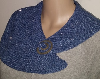 Blauer gestricker Kragen mit silberfarbenen Pailetten und Spiralschließe