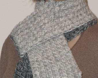 Gestrickter warmer grauer Schal mit  Zopfmuster für verschiedene Tragevarianten
