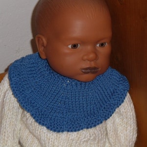 Gestricktes Lätzchen in Blau