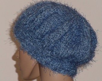 Warme gestrickte Kappe in Blau mit Glanz