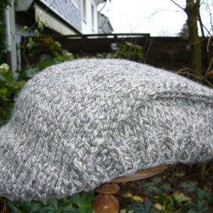 Large knitted sliding hat in grey tones