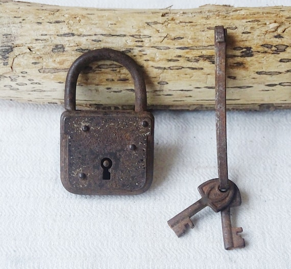 Working Vintage Padlock Old Age Working Lock & Key Rustic Lock 2