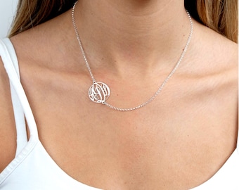 Sierlijke ketting met zijwaarts monogram (0,6 inch kleine hanger) - Gepersonaliseerde sieraden cadeau voor haar