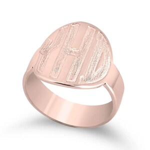 Op de afbeelding: Rosegouden zegelring met de initialen YHD gegraveerd op de ovale voorkant. De ring heeft een gepolijste band en getextureerde initialen. Een klassiek sieraad.