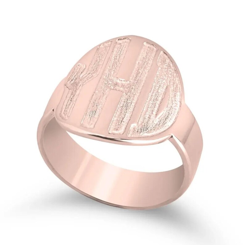 Op de afbeelding: Rosegouden zegelring met de initialen YHD gegraveerd op de ovale voorkant. De ring heeft een gepolijste band en getextureerde initialen. Een klassiek sieraad.