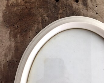 Vintage White Oval Photo Frame: Plastic Wall Decor (11x8.7 inches)