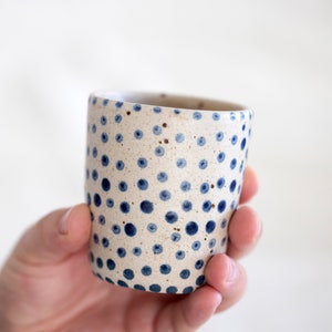 Handgefertigter Keramik Becher: Blue & White Keramik Kaffeebecher