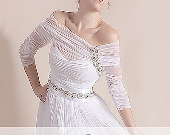 Vestido de noiva plus size de tule com ombro de fora: cinto de cristais Swarovski