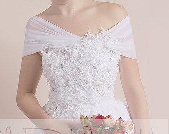 Vestido de noiva plus size com decote ombro a ombro: apliques de renda floral, tule drapeado